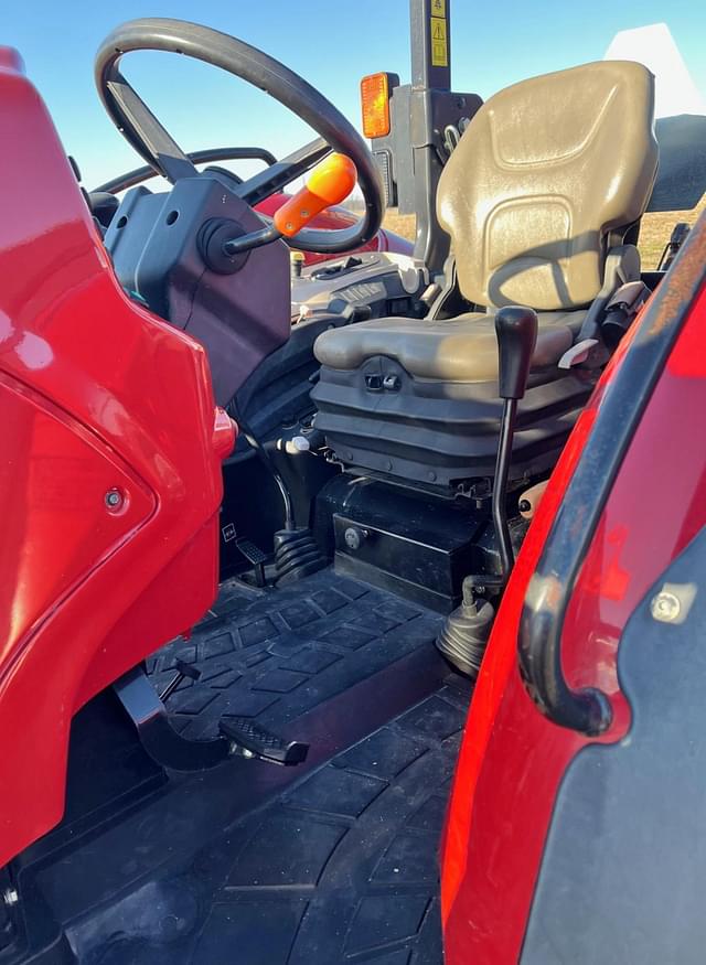 Image of Case IH Farmall 115A equipment image 3