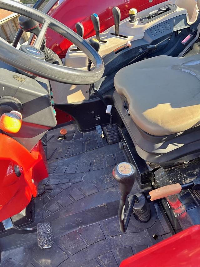Image of Case IH Farmall 115A equipment image 4