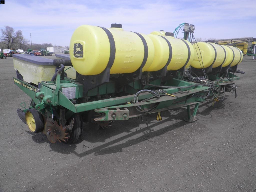 John Deere 7200 Equipment Image0