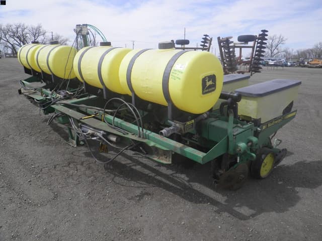 Image of John Deere 7200 equipment image 1