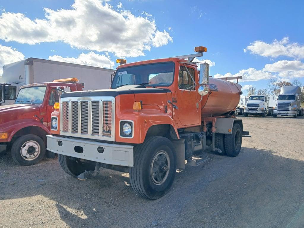 1997 International 2574 Equipment Image0