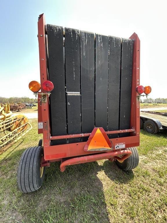 Image of New Holland 648 equipment image 2