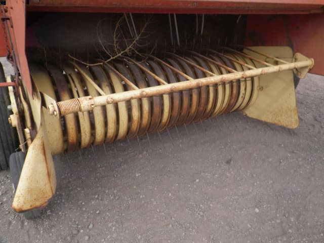 Image of New Holland 269 equipment image 4