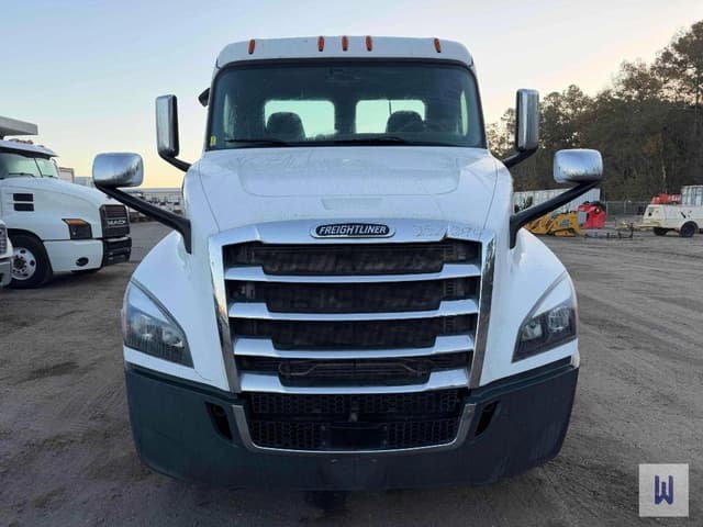 Image of Freightliner Cascadia 126 equipment image 1