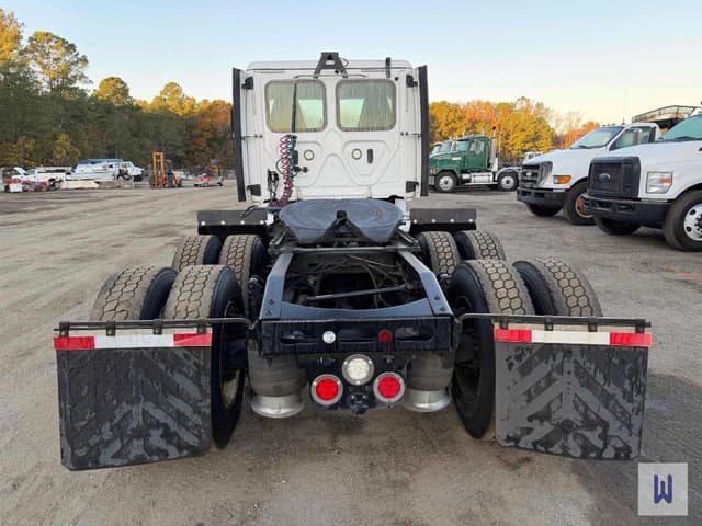 Image of Freightliner Cascadia 126 equipment image 4