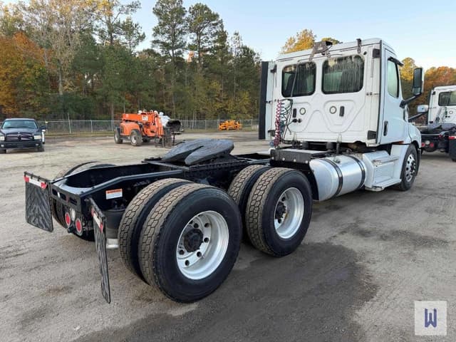 Image of Freightliner Cascadia 126 equipment image 3