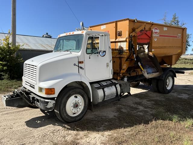Image of International Navistar 8100 equipment image 3