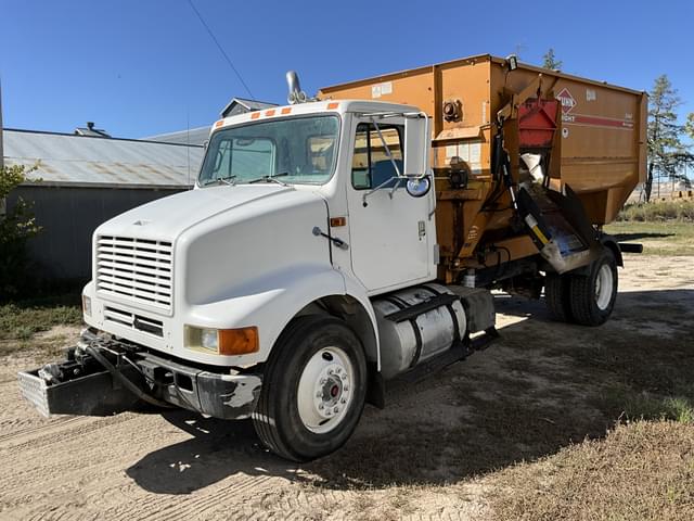 Image of International Navistar 8100 equipment image 1