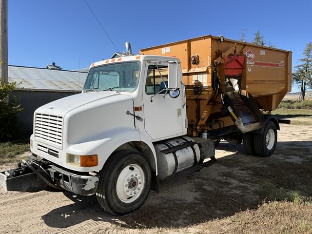 Image of International Navistar 8100 equipment image 2