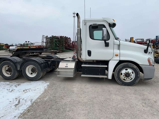 Image of Freightliner Cascadia 125 equipment image 4