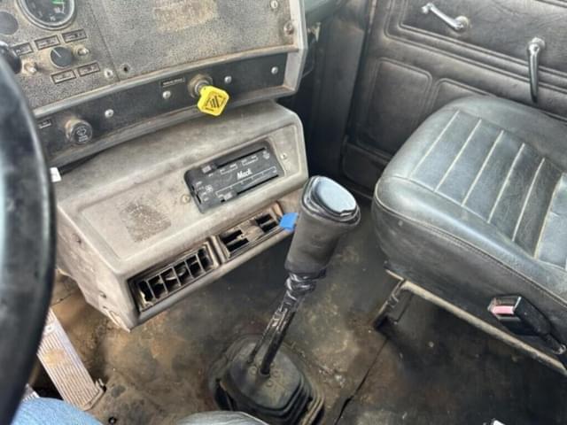 Image of Mack RD690S equipment image 3