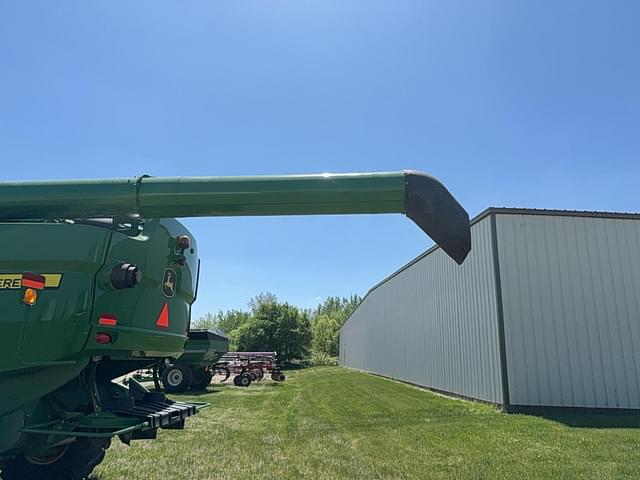 Image of John Deere S680 equipment image 4