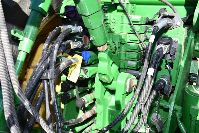 Image of John Deere 8335R equipment image 4