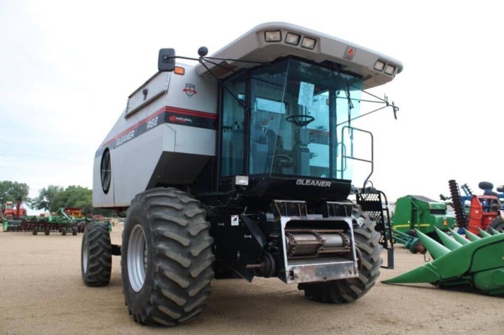 SOLD - 1998 Gleaner R62 Lot No. 1309 Combines with 2,946 Hrs | Tractor Zoom