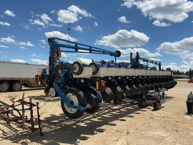 Image of Kinze 3600 equipment image 3