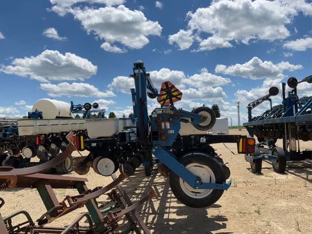 Image of Kinze 3600 equipment image 4