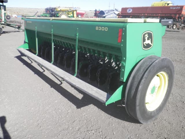 Image of John Deere 8300 equipment image 3
