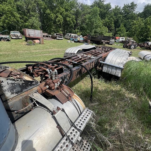 Image of Freightliner FLD120 equipment image 1