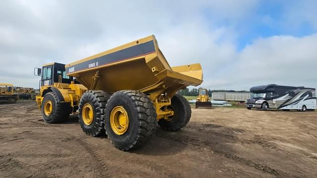 Image of Caterpillar D400E Series II equipment image 2