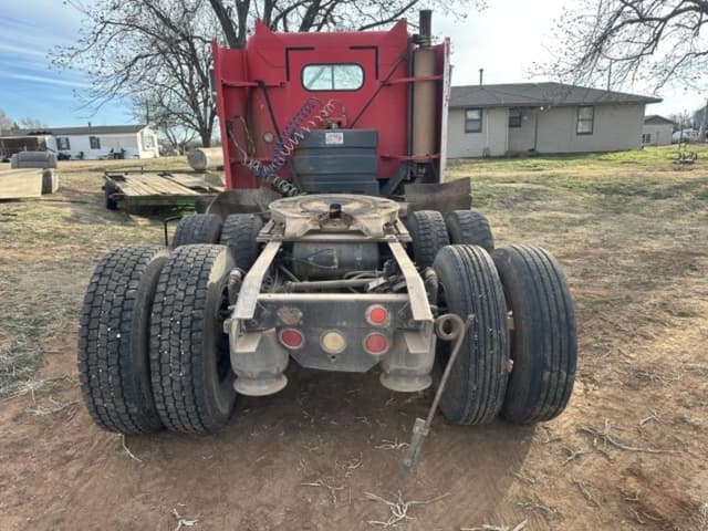 Image of Freightliner FLD120 equipment image 2