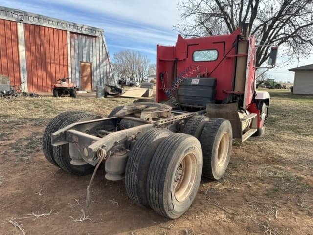 Image of Freightliner FLD120 equipment image 3