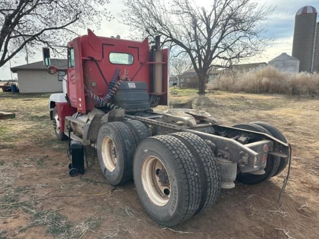 Image of Freightliner FLD120 equipment image 1
