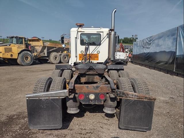 Image of Freightliner FLD120SD equipment image 3