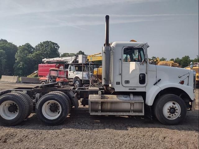 Image of Freightliner FLD120SD equipment image 2