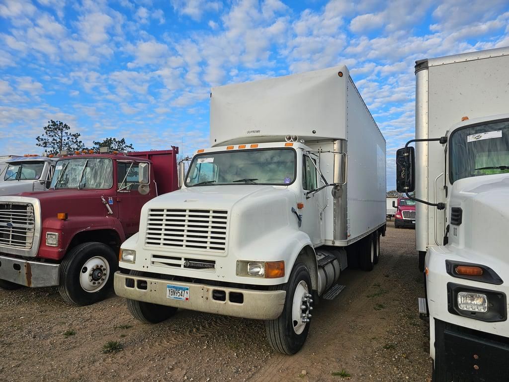 1999 International 8100 Equipment Image0