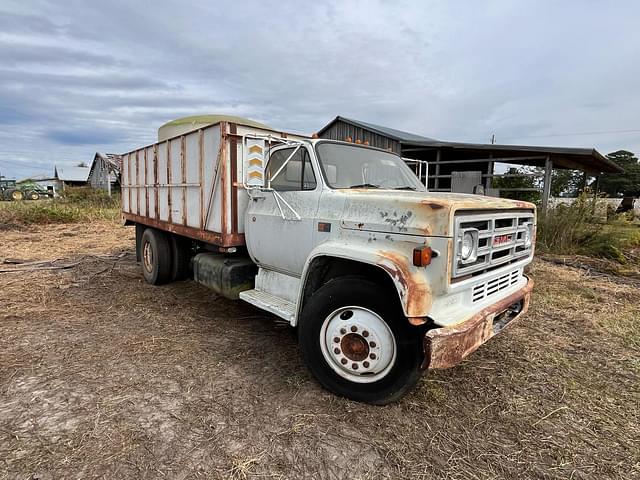 Image of GMC Sierra 7000 equipment image 1