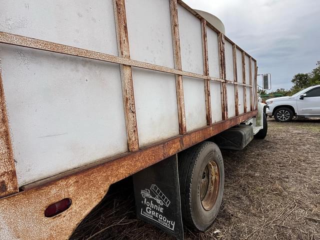 Image of GMC Sierra 7000 equipment image 4