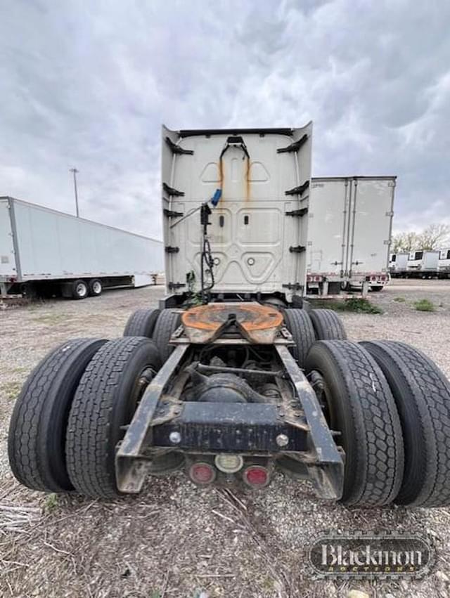 Image of Freightliner Cascadia 125 equipment image 4