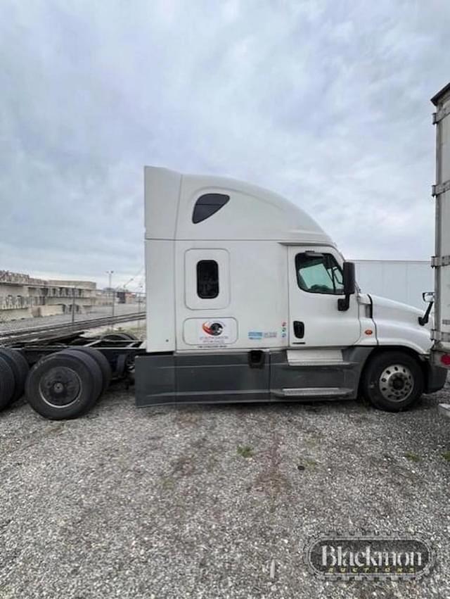 Image of Freightliner Cascadia 125 equipment image 3