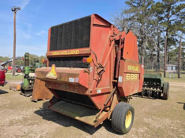 Image of New Holland 688 equipment image 3