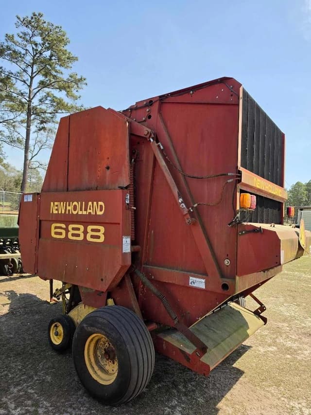 Image of New Holland 688 equipment image 2