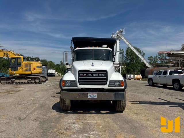 Image of Mack CV713 equipment image 1