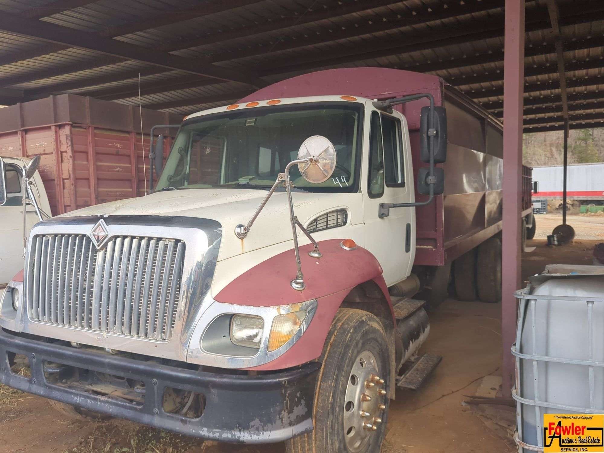 2003 International 7400 Equipment Image0