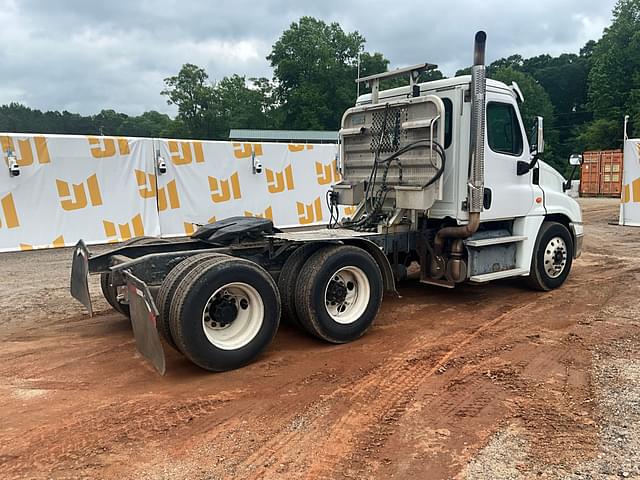 Image of Freightliner Cascadia equipment image 4