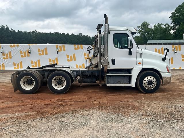 Image of Freightliner Cascadia equipment image 3