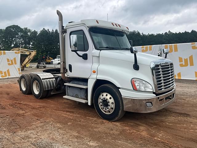 Image of Freightliner Cascadia equipment image 2