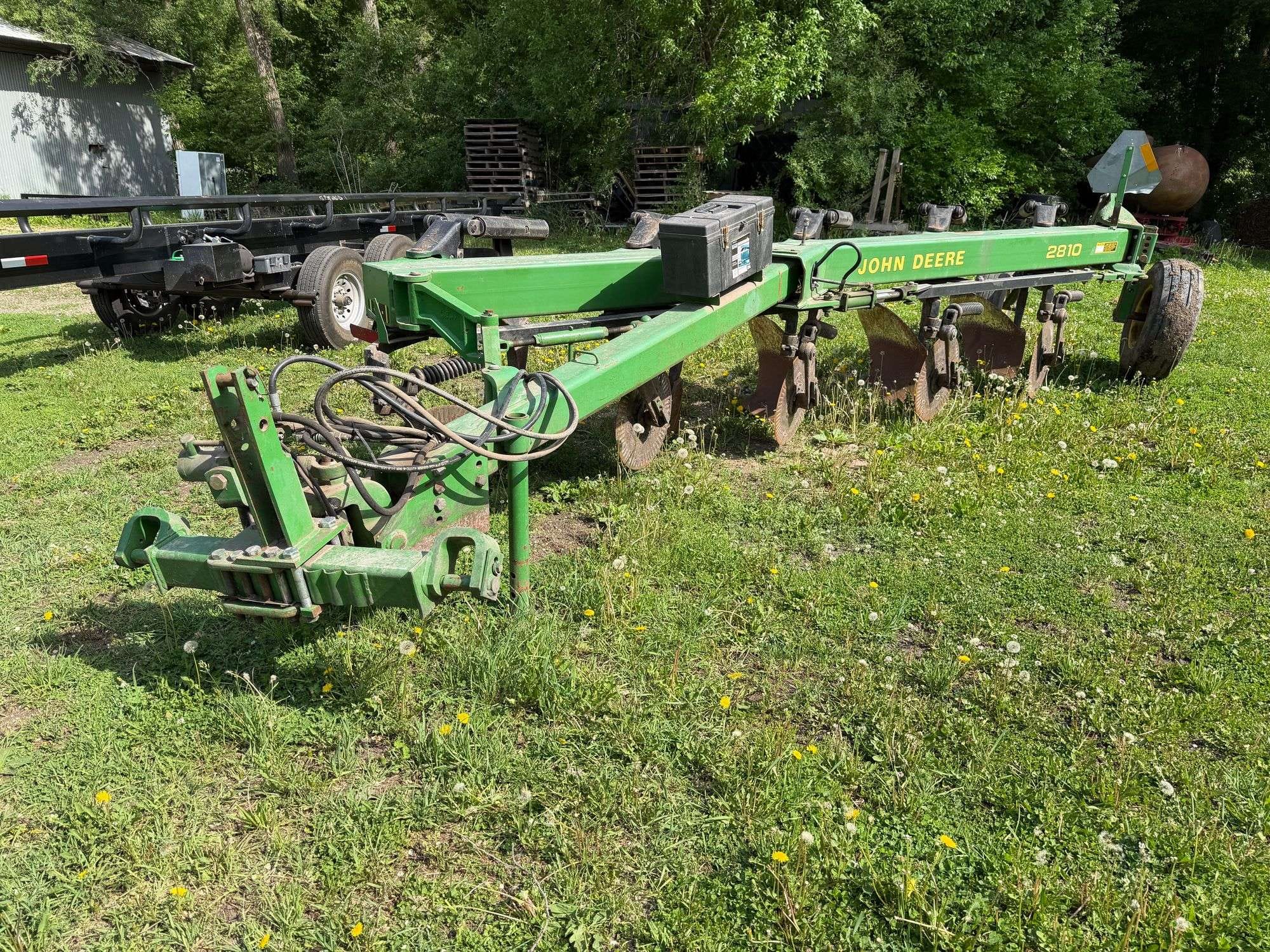 John Deere 2810 Equipment Image0