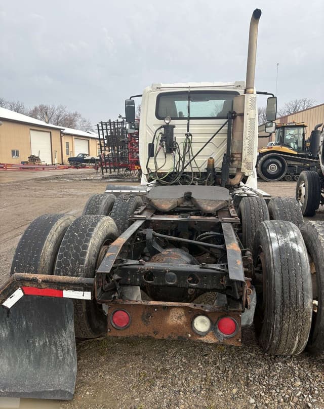 Image of International 8600 equipment image 3