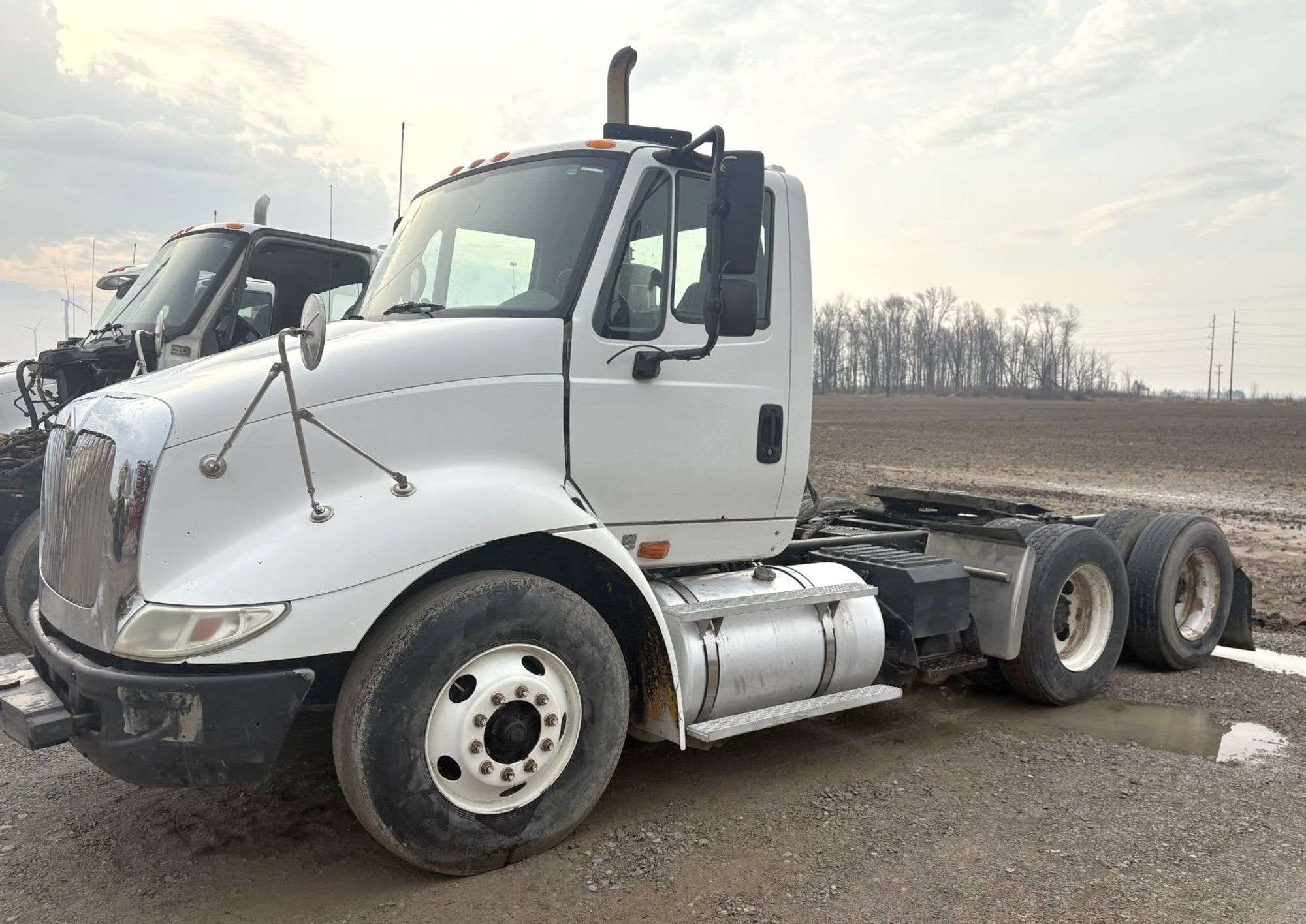 2004 International 8600 Equipment Image0