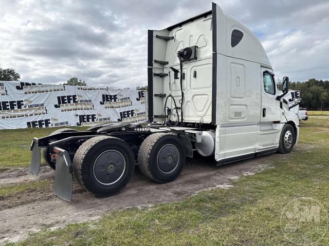 Image of Freightliner Cascadia equipment image 4