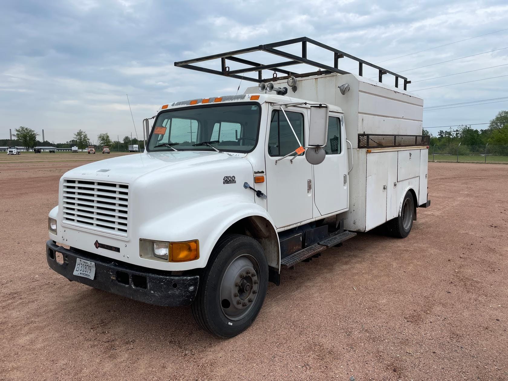 2000 International 4700 Equipment Image0