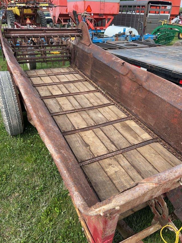 Image of New Holland 331 equipment image 1