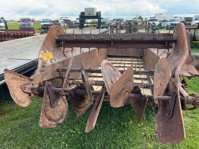 Image of New Holland 331 equipment image 3