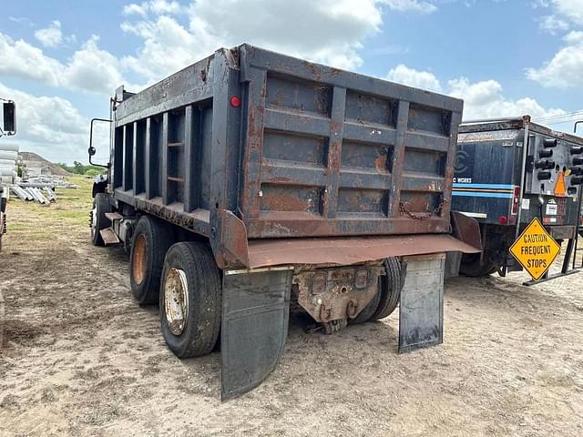 Image of Freightliner M2 106 equipment image 3