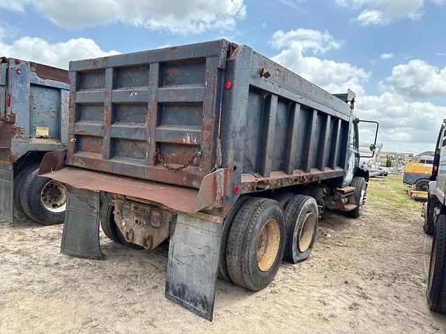 Image of Freightliner M2 106 equipment image 4