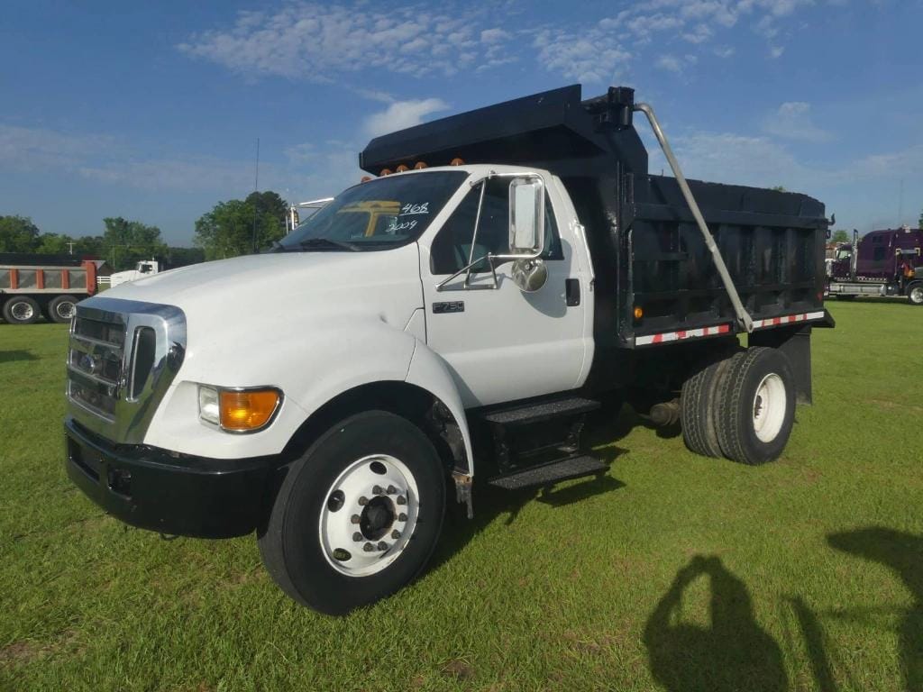 2004 Ford F-750 Equipment Image0